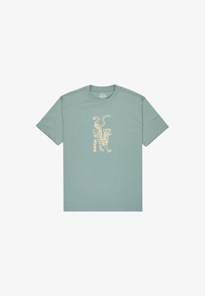 Hellgrünes Baumwoll-T-Shirt mit rundem Ausschnitt und kurzen Ärmeln. Auf der Vorderseite befindet sich ein cremefarbener Grafikdruck eines Tigerdesigns.