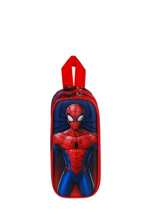 Estuche de lápices rojo con un diseño de Spiderman, hecho de material duradero, con cierre de cremallera y un asa roja en la parte superior.