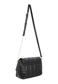 Sort, quiltet læder crossbody taske med klap, kæde og justerbar rem, der har en tekstureret overflade og lynlåslukning.