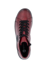 Chaussure en cuir rouge avec des lacets noirs, dotée d'un bout rond et d'une fermeture éclair sur le côté. Semelle noire texturée et détail du logo sur le côté.