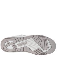 Suola di scarpa con una superficie in gomma testurizzata, caratterizzata da una combinazione di colori grigio chiaro e bianco, modelli di battistrada accentuati e un logo prominente.