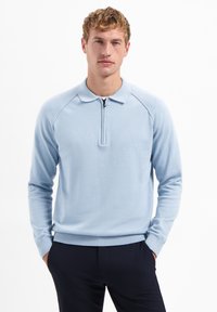 Lichtblauwe gebreide pullover met een ritssluiting aan de kraag, geribbelde manchetten en zoom, met een gladde structuur en een casual pasvorm.