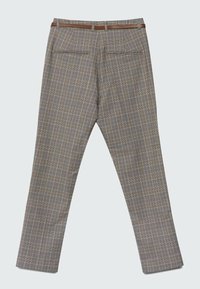 Pantalon à carreaux gris avec une coupe structurée, doté d'une ceinture en cuir marron, de deux poches arrière, et d'une coupe fuselée aux jambes.