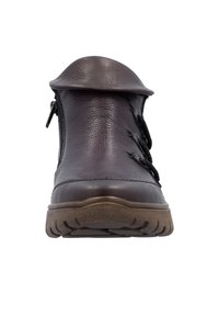 Bottine en cuir marron foncé avec un haut arrondi, fermeture éclair latérale, semelle en caoutchouc texturée et flexible, et détail de lacets à l'avant.