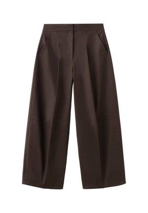 Pantalones marrones de pierna ancha con una textura suave, que cuentan con dos bolsillos frontales y pliegues delanteros para mayor estructura.