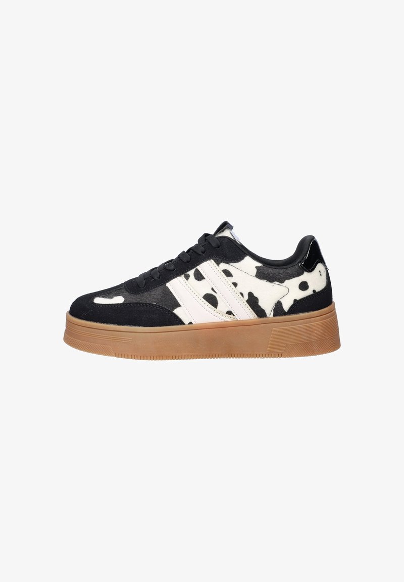 Zwarte en crèmekleurige sneakers met koeienprint, met een bovenwerk van suede en leer, voorzien van witte strepen, een gestructureerde gumrubberen zool en ronde veters.
