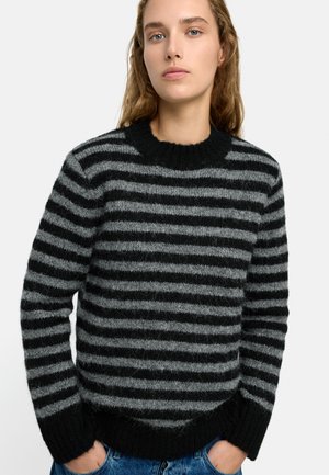 - Sweter
