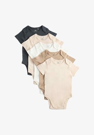 Fem kortærmede babybodystockinger i neutrale farver inklusive mørkegrå, beige, hvid, lysebrun og creme, arrangeret overlappende på hvid baggrund.