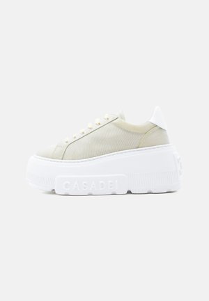 Beige Sneaker mit niedrigem Schaft, dicker weißer Plateau-Sohle, weißem Fersenlasche und dem Schriftzug CASADEI auf der Seite der Sohle geprägt.