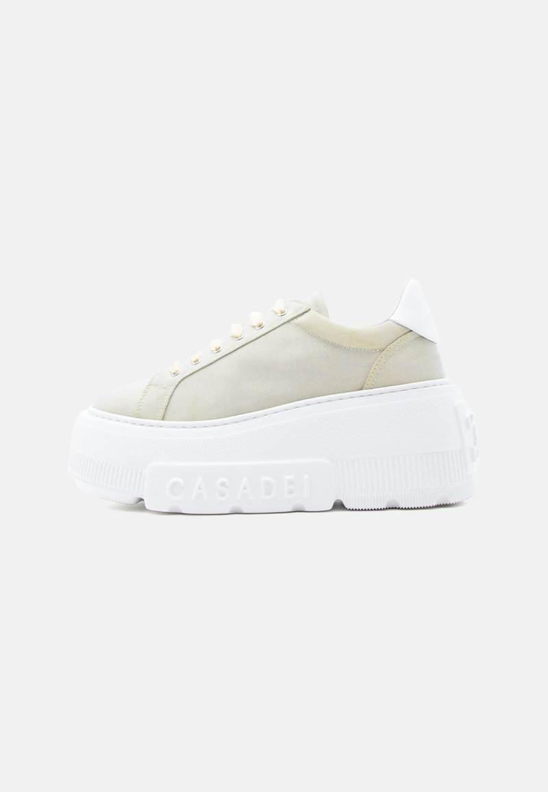 Μπεζ χαμηλό παπούτσι σνίκερ με παχύ λευκό πάτο πλατφόρμας, λευκή ταμπέλα στη φτέρνα και το λογότυπο CASADEI χαραγμένο στο πλάι του πάτου.