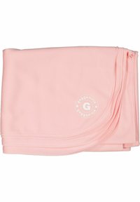 Vaalea vaaleanpunainen fleece-peitto, joka on taiteltu siististi. Yhden kulman kohdalla on pyöreä logo, jossa on kirjain "G".