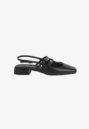 Chaussure àBride noire avec un bout carré, un petit talon carré et des brides entrecroisées avec des boucles métalliques. Texture en cuir lisse.