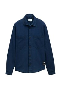 Granatowa koszula z denimu ma zapięcie na guziki, dwie kieszenie na piersiach i długie rękawy. Na dolnej lewej stronie widoczna jest mała metka marki.