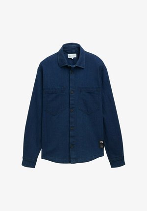 Donkerblauwe denim blouse met een knoopsluiting, twee borstzakken en lange mouwen. Een klein merketiket is zichtbaar aan de onderkant aan de linkerkant.