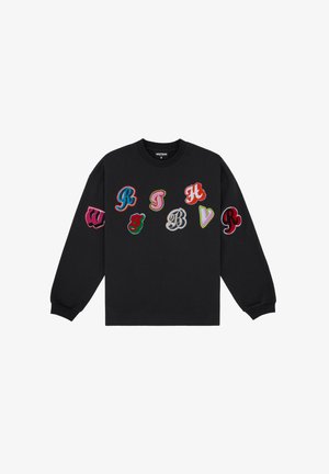 Sweatshirt noir à manches longues avec des lettres brodées multicolores dans différentes polices sur la poitrine et les manches. Encolure ronde.