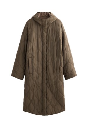 Manteau long matelassé marron avec une capuche, présentant des motifs de couture courbés et des poches latérales. Fabriqué en matériau doux et léger.