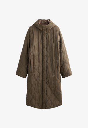 Cappotto lungo marrone trapuntato con cappuccio, caratterizzato da cuciture curve e tasche laterali. Realizzato in un materiale morbido e leggero.
