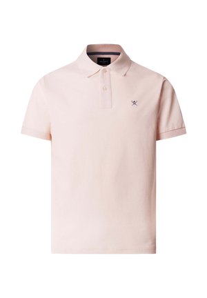 Svijetloružičasta polo majica s kratkim rukavima, dva gumba i malim izvezenim logotipom na lijevoj strani prsa.