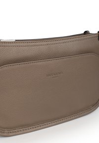 Borsa a tracolla in pelle marrone con superficie texturizzata, dotata di chiusura a zip, logo impresso e una forma rettangolare elegante.