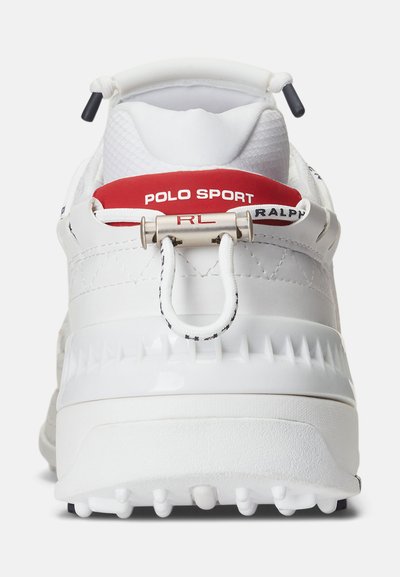 Pantof prăfuit alb sport, cu un superior texturat, un toc lucios, accente roșii și negre și o bandă pentru a fi ușor de purtat. Textul "POLO SPORT" este inscripționat pe spate.
