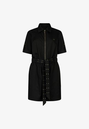 Schwarzes, kurzärmeliges Kleid mit Gürtel, vorderem Reißverschluss, Kragen, aufgesetzten Taschen und Ösen-Details am Gürtel und an den Ärmeln.