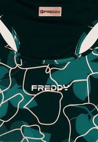 Top senza maniche verde con motivi astratti in verde chiaro e bianco. Presenta un logo Freddy centrale in bianco. Realizzato in tessuto liscio.