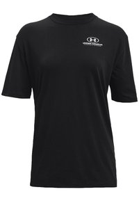 Czarna koszulka z krótkim rękawem Under Armour z logo i napisem "UNDER ARMOUR" w białym kolorze na górnej lewej części klatki piersiowej.