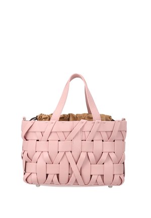 Poșetă roz din piele țesută, cu două mânere și un săculeț maro din material textil cu șnur în interior, pe un fundal alb.