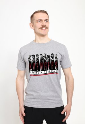 Szary bawełnowy t-shirt z graficznym nadrukiem postaci Avengers, z czerwonym napisem "AVENGERS SILNIEJ RAZEM" na dole.