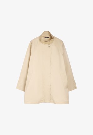 Jasno beżowa kurtka z wysokim kołnierzem, zapięciem na guziki i bocznymi kieszeniami. Wykonana z gładkiej tkaniny o luźnym kroju i rękawami 3/4.