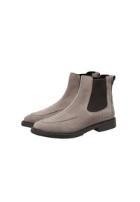 Botas Chelsea de ante gris con un panel lateral elástico negro, detalles de costura y una suela de goma plana. Diseño minimalista, altura al tobillo.