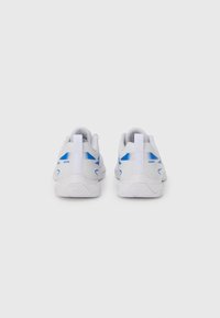 Λευκά αθλητικά παπούτσια με μπλε λεπτομέρειες, στρογγυλή μύτη, επενδεδυμένος γιακάς και γλώσσα, υφή στη σόλα και θηλιά πίσω για πιο εύκολη φορεσιά.