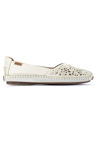 Hvide læders slip-on sko med udskåret blomsterdesign, stikninger og en brun sål. Blød tekstur med en afrundet tå.