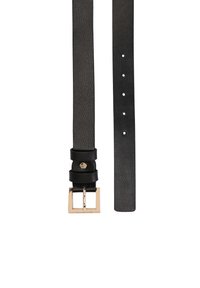 Melna ādas josta ar teksturētu virsmu, kurai ir zelta krāsas taisnstūra sprādze un vairāki caurumi pielāgojamai piegušanai.