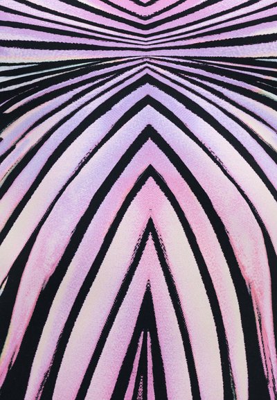 Motif symétrique de larges rayures noires et rose pastel rayonnant du centre, créant un dessin géométrique en forme de V.