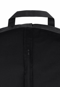 Czarna torba wykonana z teksturowanej tkaniny, z górnym zamkiem błyskawicznym i krótkimi uchwytami, z gładkim wnętrzem. Prosty, funkcjonalny design.