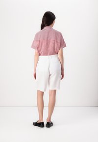 Tommy Hilfiger BERMUDA SHORT - Shorts - optic white