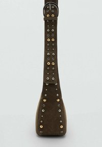 Bolso de ante verde oliva con una correa estrecha, adornado con tachuelas metálicas en oro, plata y bronce a lo largo de la correa para añadir textura y detalle.