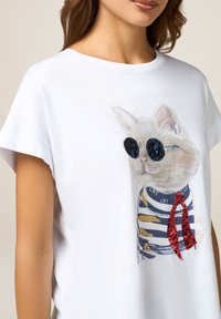 Oltre CON STAMPA E PAILLETTES - T-shirt con stampa - bianco