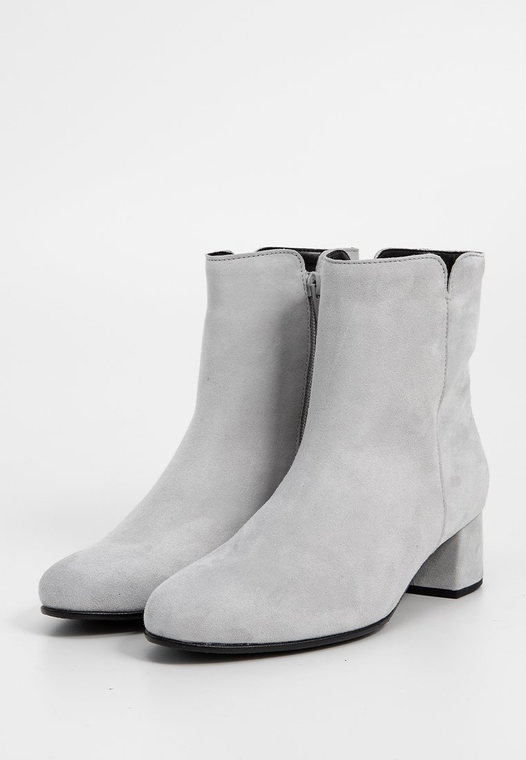 Graue Wildleder-Ankle-Boots mit einem Blockabsatz, ausgestattet mit einem seitlichen Reißverschluss und einer glatten Textur, entworfen für eine figurbetonte Silhouette.