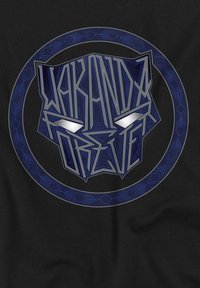 Stilisiertes schwarzes Panthergesicht mit kantigen Zügen und leuchtenden Augen, umgeben von einem blauen kreisförmigen Tribal-Muster auf schwarzem Hintergrund.