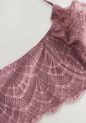 Lace top in zachte mauve, met ingewikkelde bloempatronen, golvende randen en dunne verstelbare bandjes, gemaakt van delicaat materiaal.