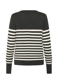 Pull à rayures en gris foncé et crème. Il possède des manches longues, un col côtelé et des rayures horizontales de largeurs variées sur le dos.