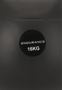 Svart viktplatta märkt "UTBILDA" och "16KG", med en slät yta och cirkulär form, utformad för styrketräning.