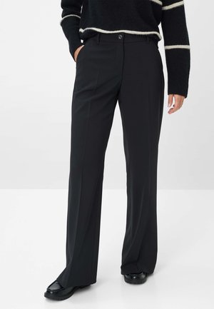 Schwarze maßgeschneiderte Hose mit geradem Bein, ausgestattet mit einem vorderen Knopfverschluss und Seitentaschen, aus einem glatten Stoff gefertigt.