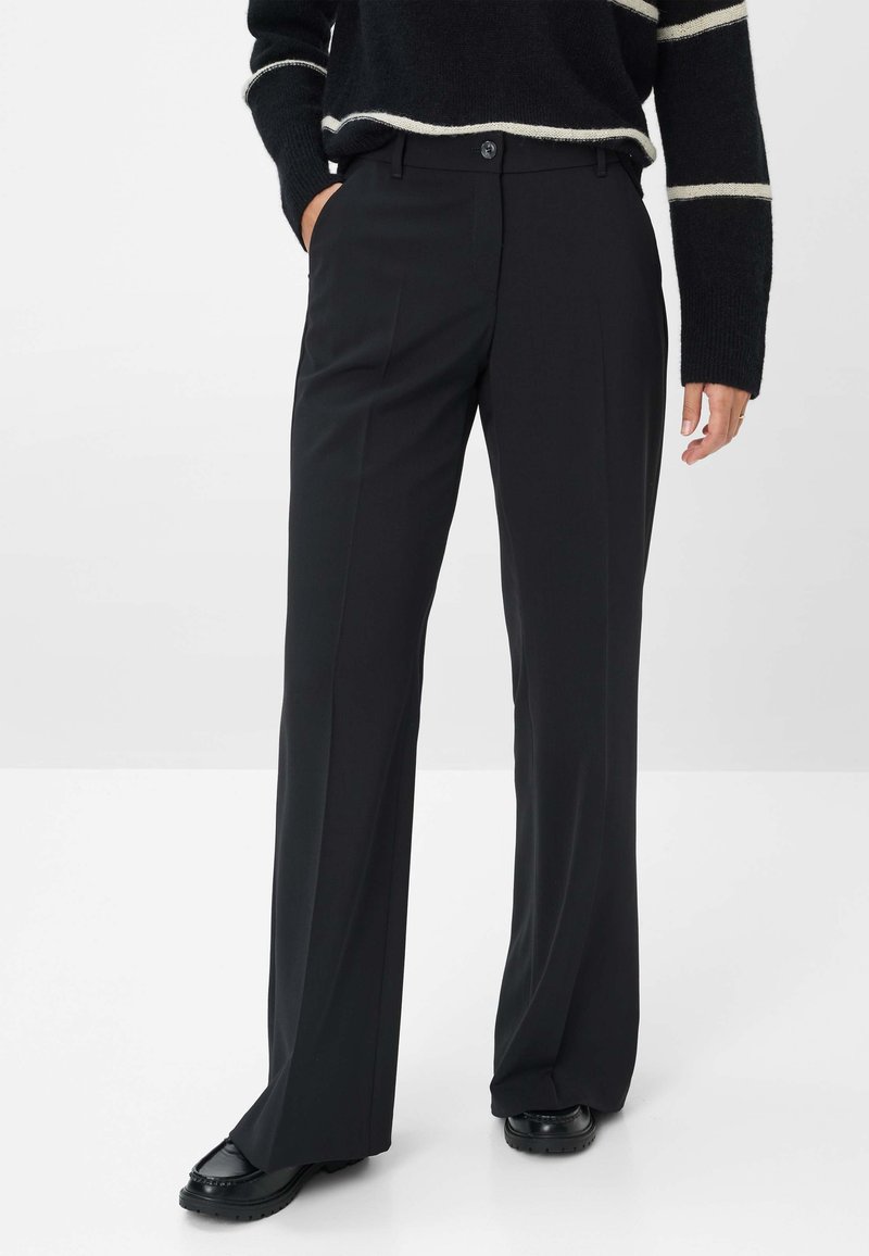 Pantalons noirs de tailleur avec une coupe droite, dotés d'une fermeture à bouton à l'avant et de poches latérales, fabriqués à partir d'un tissu lisse.