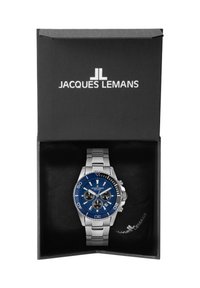 Reloj de acero inoxidable plateado con esfera azul, acentos plateados, características de cronógrafo y una pulsera de acero inoxidable, exhibido en una caja negra.