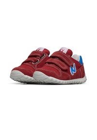 Scarpe da ginnastica rosse in suede con pannelli in rete, suole in gomma bianche e dettagli blu. Presentano doppie cinghie in Velcro per una chiusura facile.