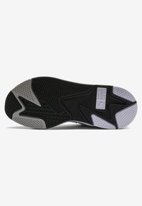 Sole di scarpa atletica nera e grigia caratterizzata da gomma testurizzata con motivi a zigzag e un logo centrale, progettata per presa e durabilità.