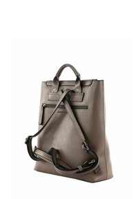 Sac à dos en cuir gris avec deux poignées supérieures, bandoulière réglable, poche avant zippée et texture lisse.